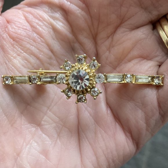 Finely detailed vintage cameo & sparkling bar brooch both signed Sphinx - Picture 2 of 7